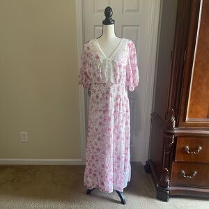 Maxi dress with lace trim